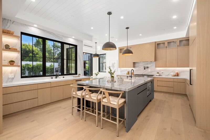 Cocina de madera amplia Casa Velaris
