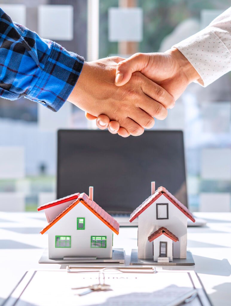 Asesor inmobiliario cerrando trato con cliente